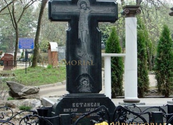 Гранитные кресты на кладбище