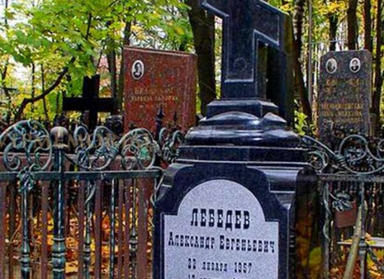 Мраморные кресты на кладбище