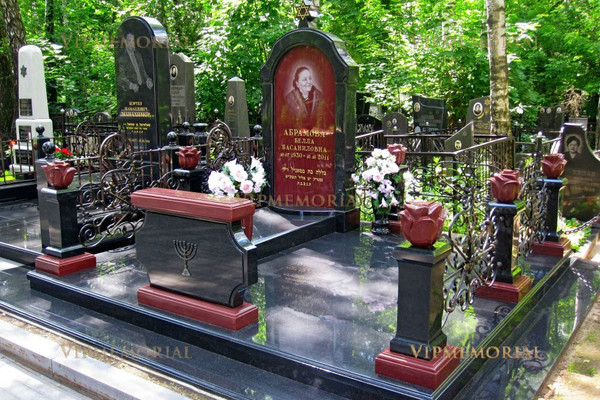 Мемориальные комплексы на кладбище