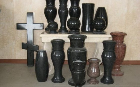 Гранитные и мраморные вазы для надгробий