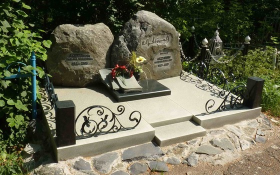 Надгробие-скала на могилу