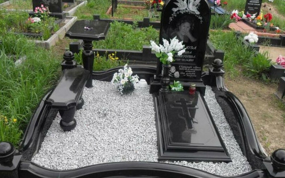 Нужны ли украшения и аксессуары на надгробии?