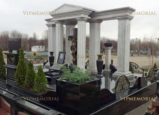 Уникальный памятник с колоннами