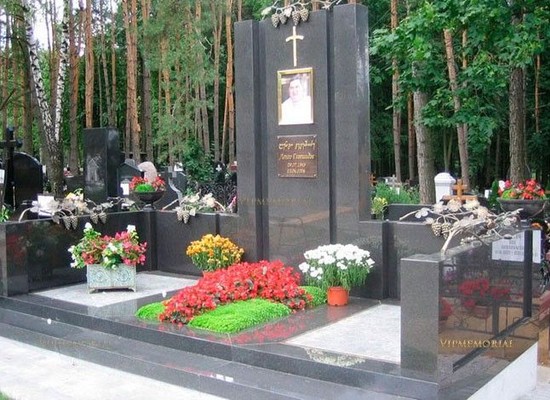 Комплексное оформление захоронений, памятники из гранита