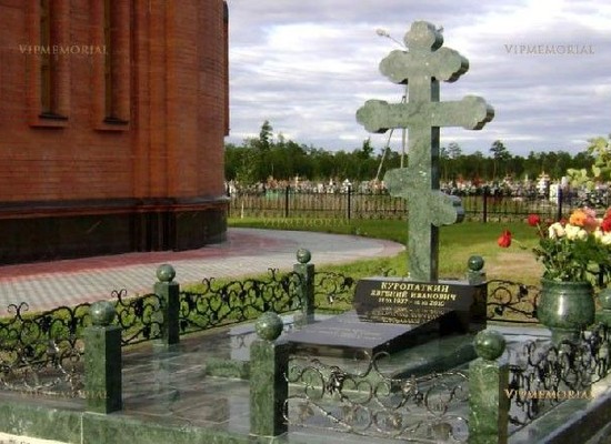 Оформление могил: ограды, памятники, цветники