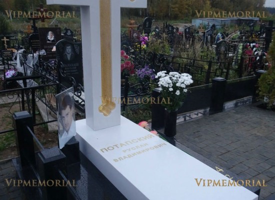Установка крестов из натурального камня