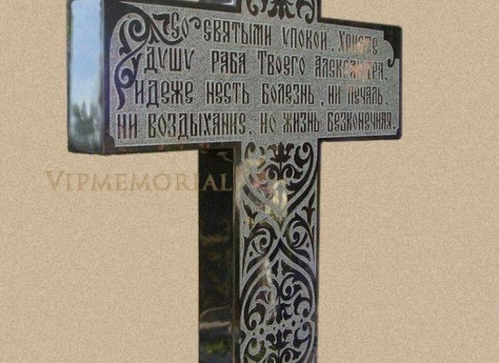 Кресты из мрамора на кладбище