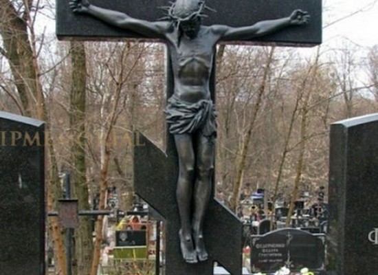 Кресты из мрамора на кладбище