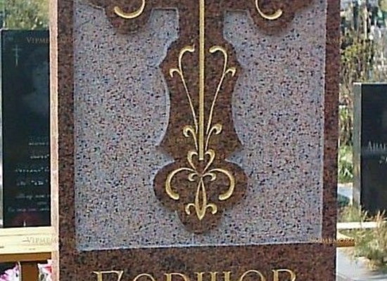 Кресты из мрамора на кладбище