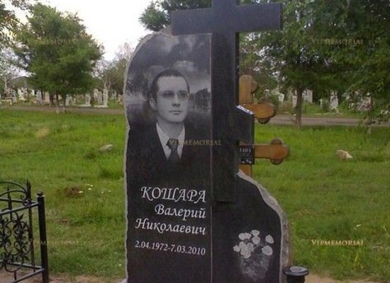 Кресты из мрамора на кладбище