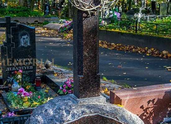 Кресты из гранита на кладбище