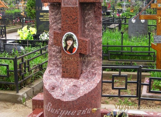 Гранитные кресты на кладбище
