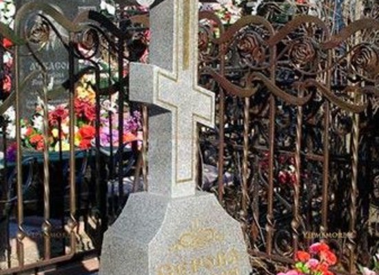 Кресты из гранита на кладбище