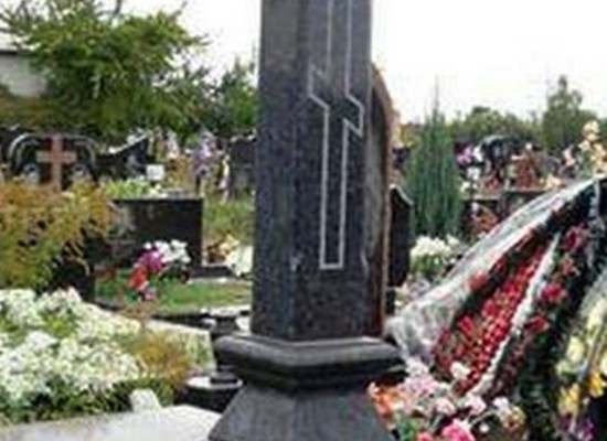 Установка крестов из натурального камня