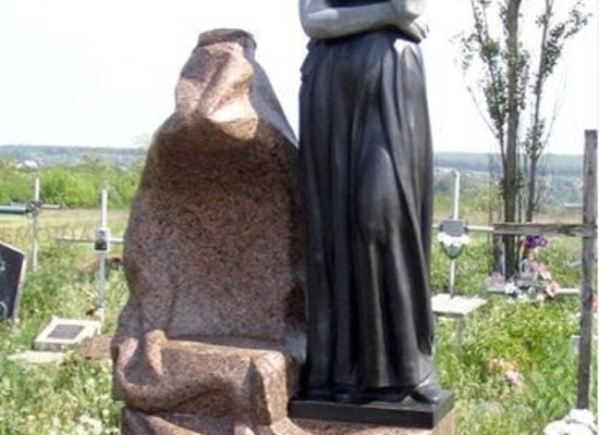 Каменные бюсты и статуи на могилу