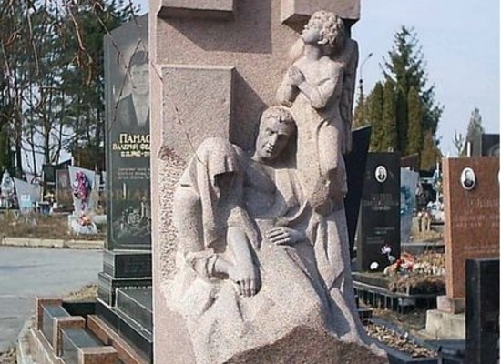 Мемориальные бюсты и статуи