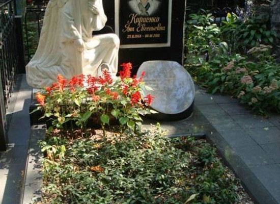 Статуи на могилу из гранита