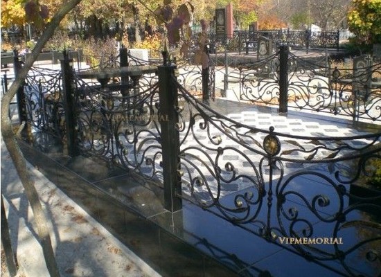 Каменные ограды на кладбище