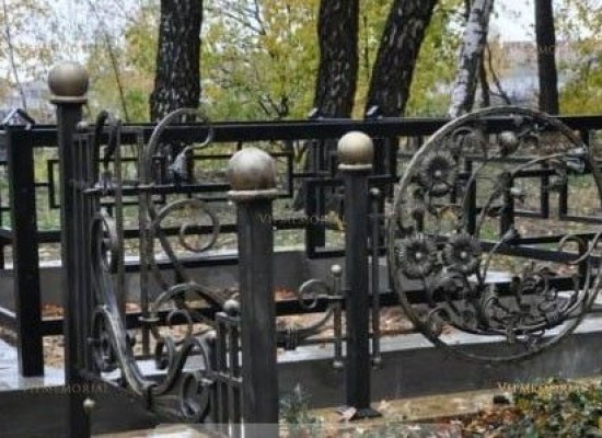 Кованые ограды на кладбище