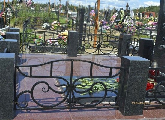 Мраморные ограды на кладбище