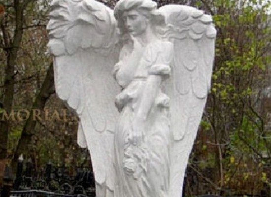 Скульптуры ангелов из мрамора на кладбище