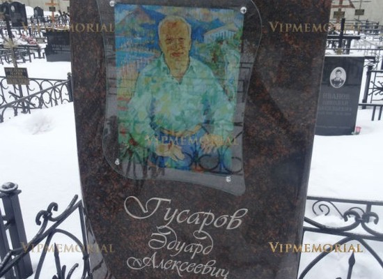 Памятники на могилу из стекла и гранита