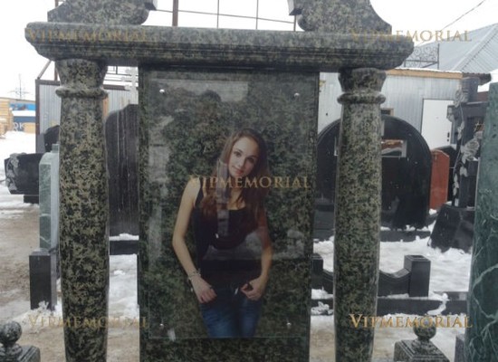 Памятники в Москве с портретами на стекле