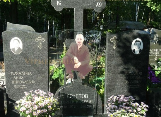 Памятник из гранита с фото на ударопрочном стекле