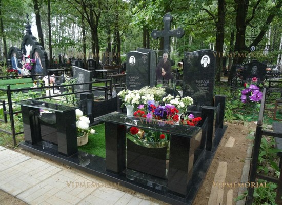 Ограда на кладбище из ударопрочного стекла