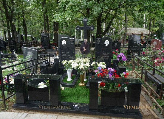 Памятники с фото на стекле в Москве