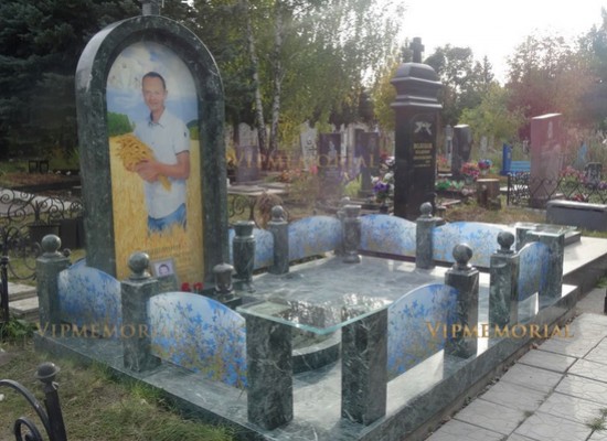 Памятник из стекла