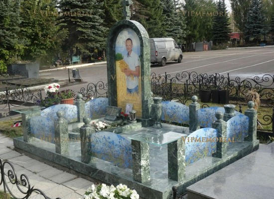 Памятник из ударопрочного стекла