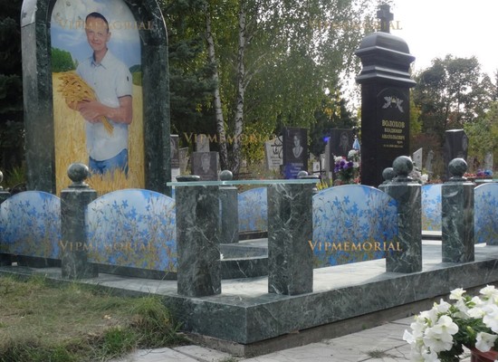 Ограда и памятник из стекла