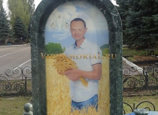 Большой цветной памятник на могилу