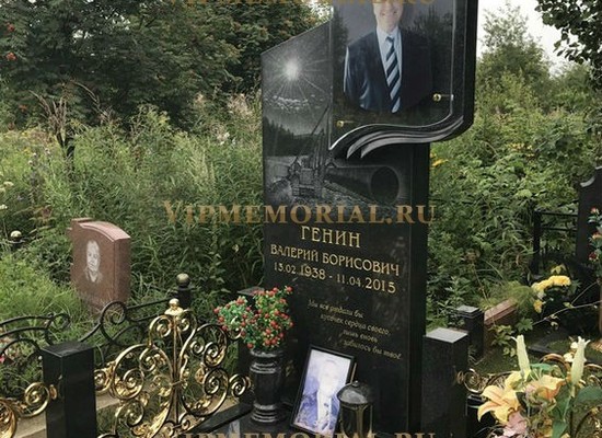 Эксклюзивный памятник из стекла