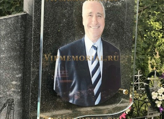 Памятник из стекла