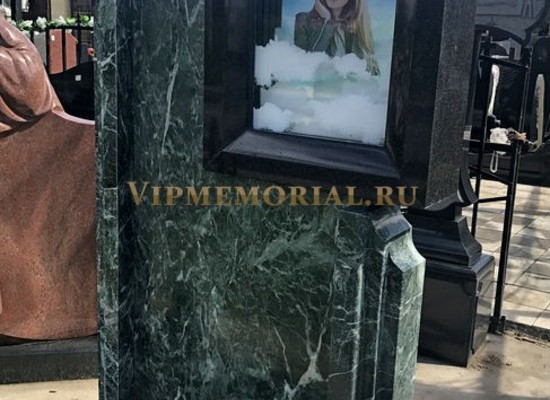 Памятник из стекла