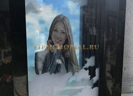 Памятник из ударопрочного стекла