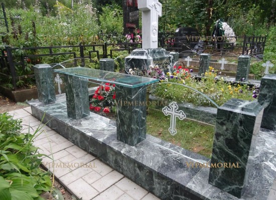 Памятники из антивандального стекла